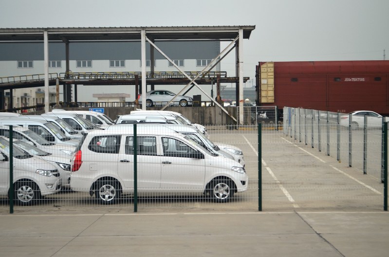 中央アジア、欧州方面に向かう「長安号」に積み込まれる自動車=9月27日、浦松丈二撮影