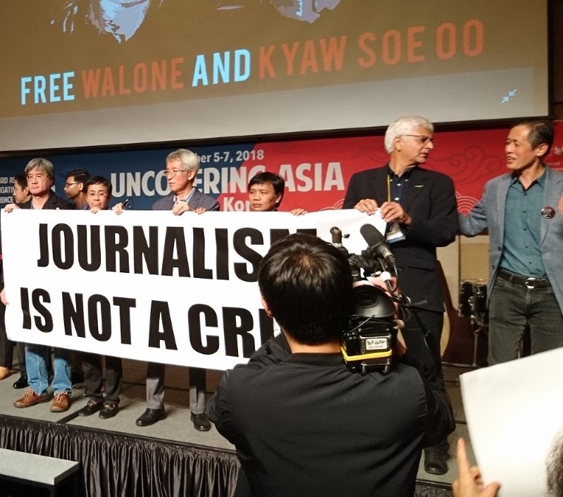 大会では、ミャンマーの少数民族ロヒンギャの迫害問題を取材していて実刑判決を受けたロイター通信の記者2人の即時釈放を求める声明も発表され、「ジャーナリズムは犯罪ではない」との横断幕が掲げられた=ソウルで6日