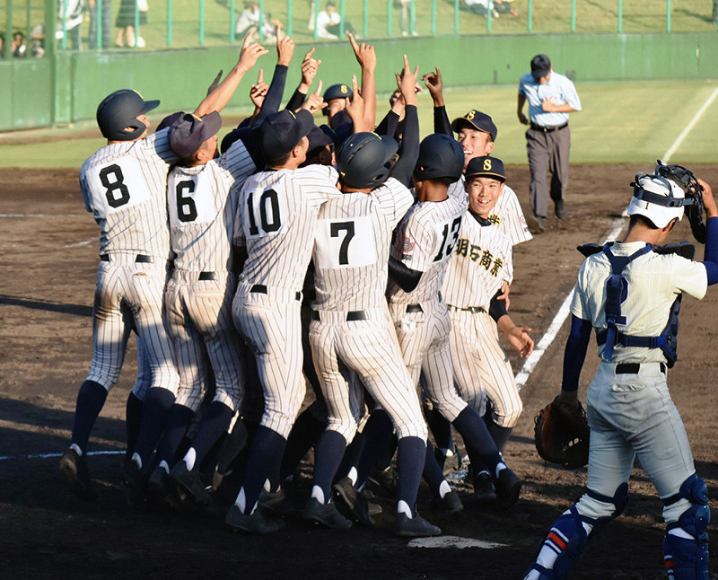 【神戸国際大付-明石商】サヨナラ勝ちを収め、喜ぶ明石商ナイン=兵庫県明石市の明石トーカロ球場で、黒詰拓也撮影