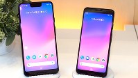 グーグルが発売するピクセル３（右）とピクセル３ＸＬ（左）