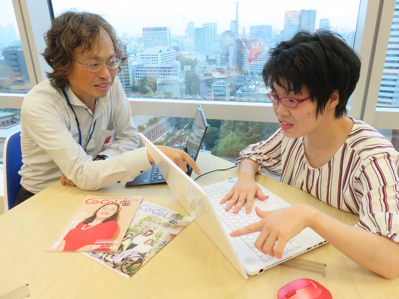打ち合わせをする遠藤さん(左)と榎本さん=東京都千代田区で2018年9月25日午後2時16分、谷本仁美撮影