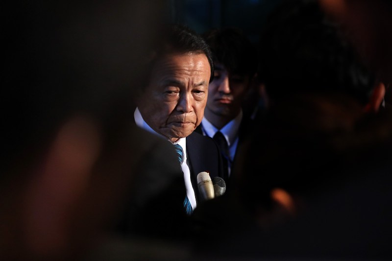 記者団の質問に答える麻生太郎副総理兼財務相=首相官邸で、梅村直承撮影