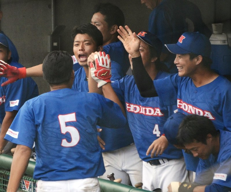 日本選手権に向けた練習試合で走者を迎え入れるホンダの選手たち