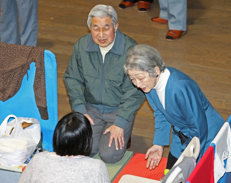 東日本大震災後、初めて避難所を訪れ、被災者を励まされた天皇、皇后両陛下=東京都足立区の東京武道館で2011年3月30日午後(代表撮影)