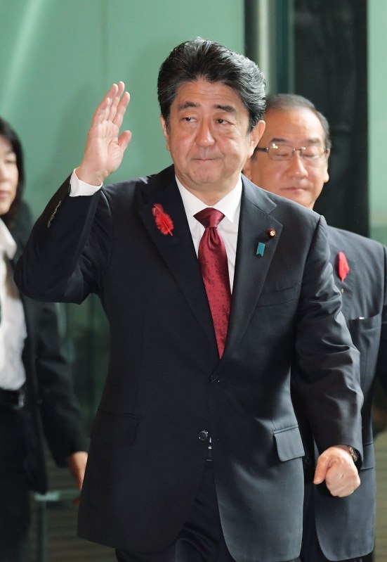 首相官邸に入る安倍晋三首相=2018年10月15日午前9時18分、川田雅浩撮影