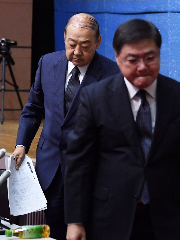 記者会見を終え、退席する昭和大の小出良平学長(左)と小川良雄医学部長=東京都品川区で2018年10月15日午後7時12分、渡部直樹撮影