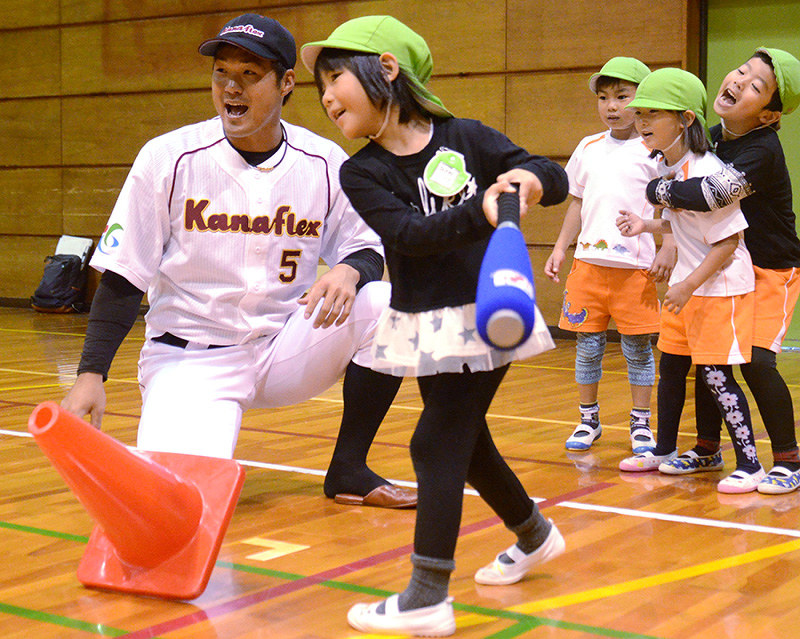 園児にバッティングの楽しさを伝えるカナフレックスの選手(左)=滋賀県東近江市上二俣町の永源寺運動公園体育館で、礒野健一撮影