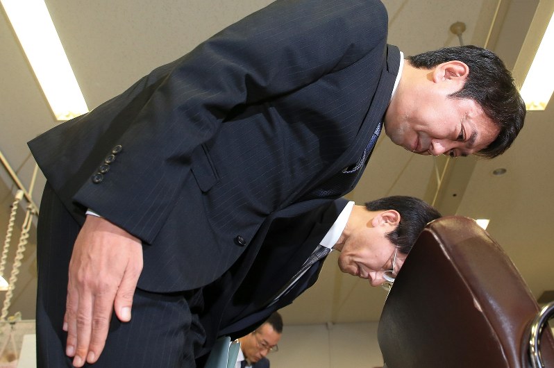 記者会見の冒頭で謝罪するスルガ銀行の有国三知男社長(手前)=2018年10月5日、梅村直承撮影