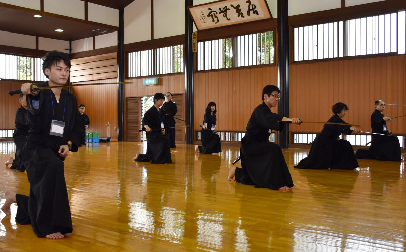 居合の基本「初発刀」を体験する参加者=山形県村山市林崎の村山居合振武館で