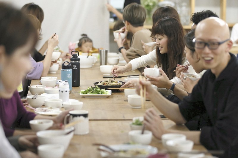 ニッポンの食卓 第４部 誰と食べる ４ 同じ釜の飯で団結力アップ 毎日新聞