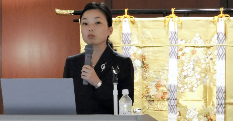 講演される彬子女王=京都府の宇治市源氏物語ミュージアムで