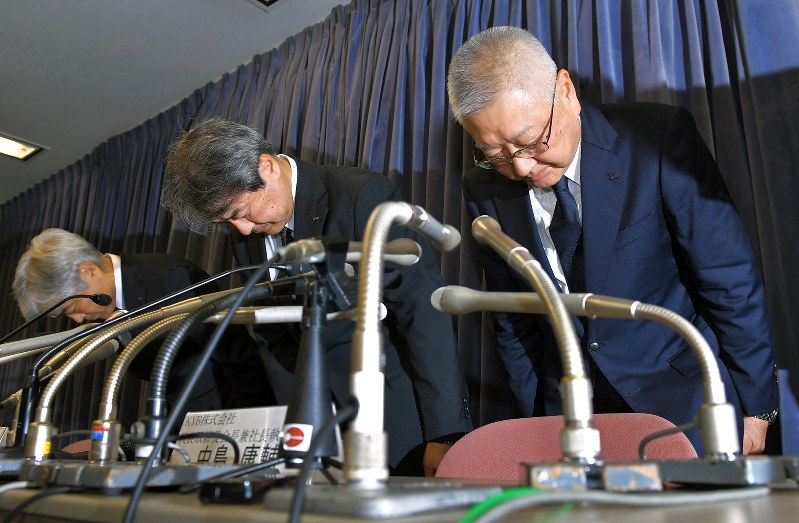 記者会見で謝罪する(右から)KYBの中島康輔会長兼社長、カヤバシステムマシナリーの広門茂喜社長、KYBの斎藤圭介専務=国土交通省で2018年10月16日午後5時7分、手塚耕一郎撮影