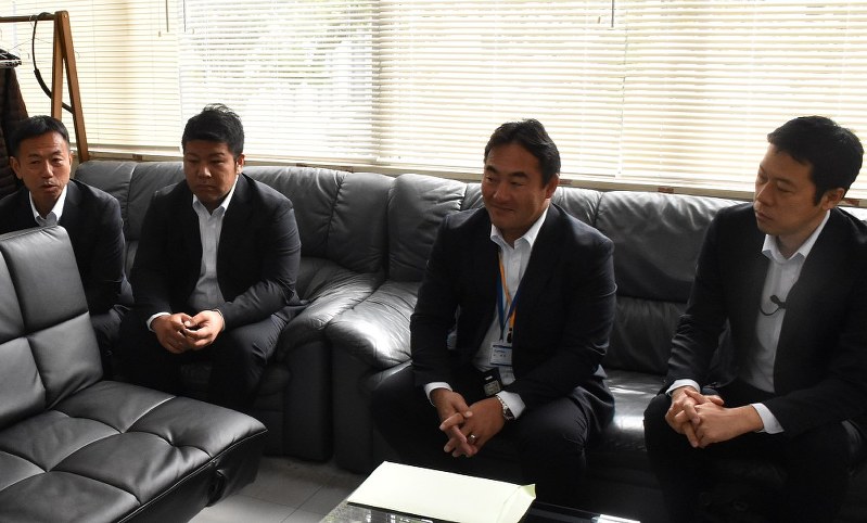 日本選手権での抱負を語る信越クラブの辻利行監督(右から2人目)、宇野竜之介主将(同3人目)ら=長野市妻科の毎日新聞長野支局で