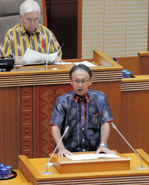 就任あいさつで所信を表明する玉城デニー知事(手前)=那覇市の沖縄県議会で2018年10月16日午前10時16分、遠藤孝康撮影