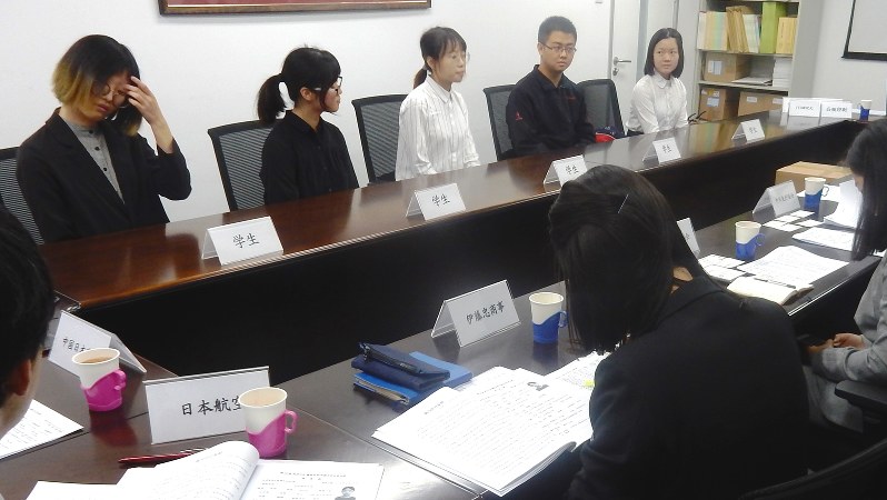 中国大学生訪日事業「走近日企・感受日本」の最終面接。中国日本商会のメンバーや日本企業の社員が審査員=中国北京市で2018年10月15日、赤間清広撮影