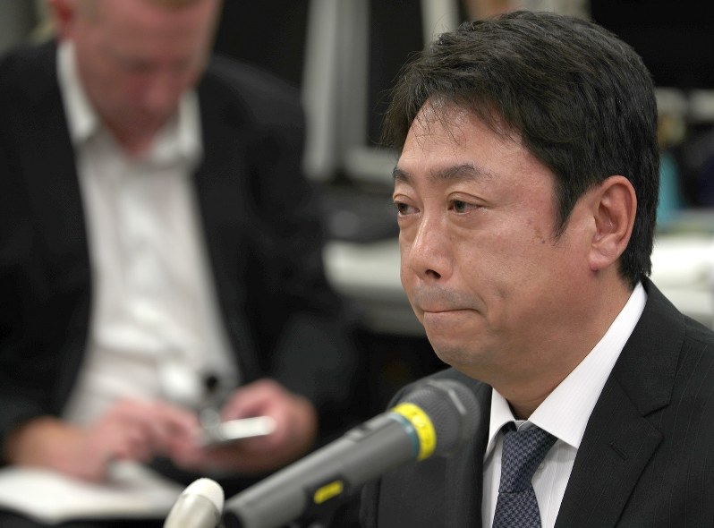 記者会見中に唇を噛みしめるスルガ銀行の有国三知男社長=2018年10月5日、梅村直承撮影