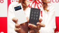 ドコモのカードケータイ（右）とワンナンバーフォン（左）