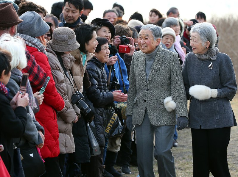 静養先の葉山御用邸近くで地元住民らと交流される天皇・皇后両陛下。お二人の歩みは皇室と国民の距離を縮めた=神奈川県葉山町で、小川昌宏撮影