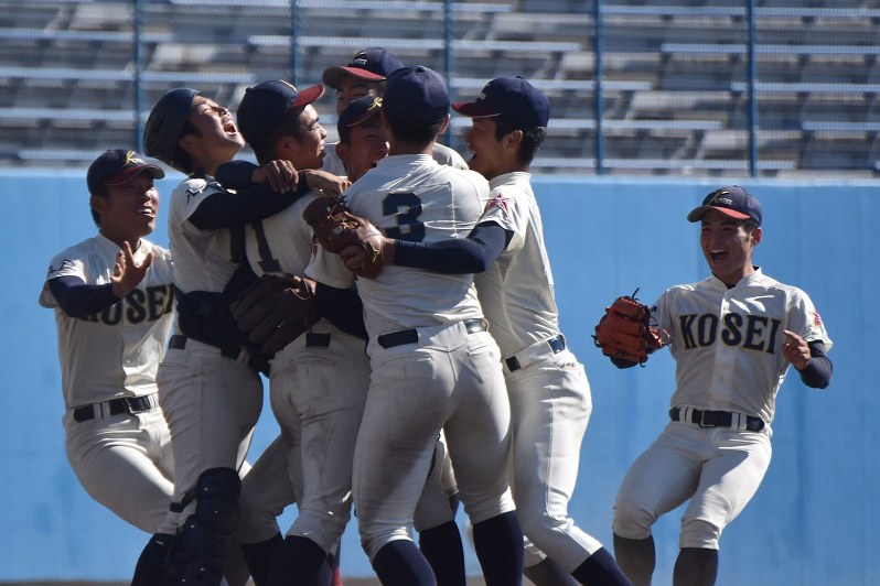 優勝を果たし、マウンドで抱き合って喜ぶ八戸学院光星の選手たち=秋田市のこまちスタジアムで2018年10月18日午後0時39分、北山夏帆撮影
