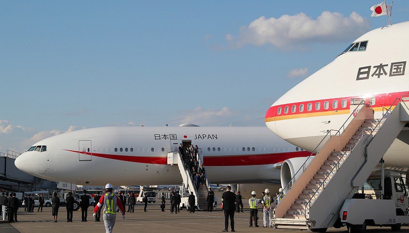 政府専用機：新旧そろい踏み 安倍首相が視察 [写真特集1/6] | 毎日新聞