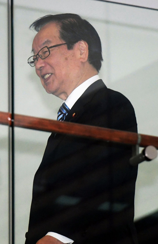 閣議後、首相官邸を後にする渡辺博道復興相=2018年10月19日午前10時9分、川田雅浩撮影