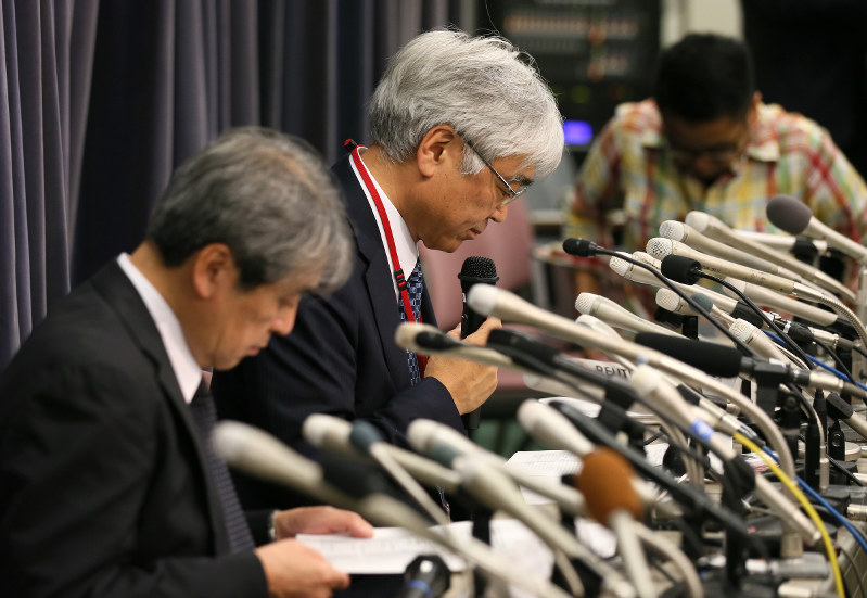 免震・制振装置の検査データ改ざん問題で不正の疑いのある装置が使われている建物名を公表し、手元の資料を見るKYBの斎藤圭介専務(奥)と子会社カヤバシステムマシナリーの広門茂喜社長=国交省で2018年10月19日午後4時47分、佐々木順一撮影