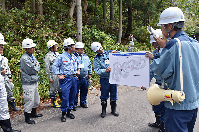 約40人が参加した現地視察=滋賀県長浜市余呉町小原で、若本和夫撮影