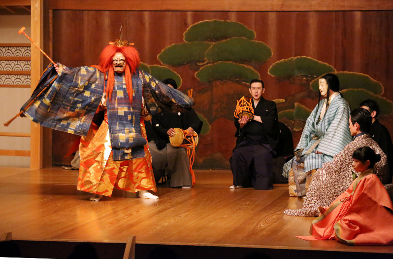 厳かな雰囲気の中演じられた、石牟礼道子さん原作の新作能「沖宮」=京都市上京区の金剛能楽堂で2018年10月20日、大西達也撮影