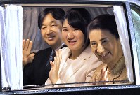 皇后さま８４歳の誕生日お祝いのため、皇居に車で入られる皇太子ご夫妻と長女愛子さま＝皇居・半蔵門で２０１８年１０月２０日午後６時２６分、手塚耕一郎撮影