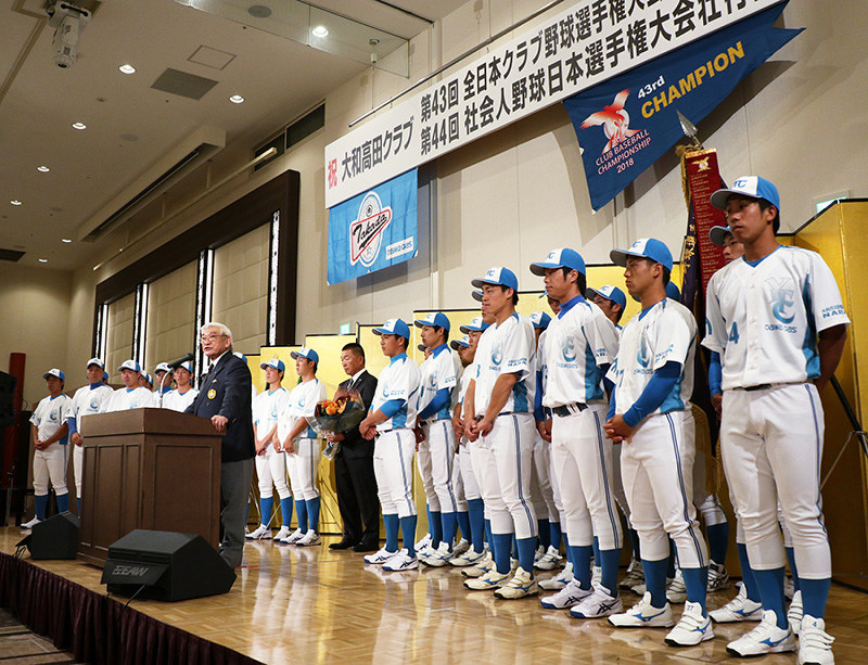 健闘を誓う大和高田クラブの選手ら。中央は部長の中井隆男・大和ガス会長=奈良県橿原市内のホテルで、稲生陽撮影