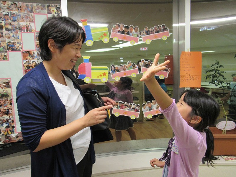 学童保育の娘を迎えに来た林加奈子さん(左)はエンジニアの顔から母の顔へ。「明日は遠足!」「お弁当の材料、買いに行こうか?」。母娘の会話が弾む=東京都江戸川区で