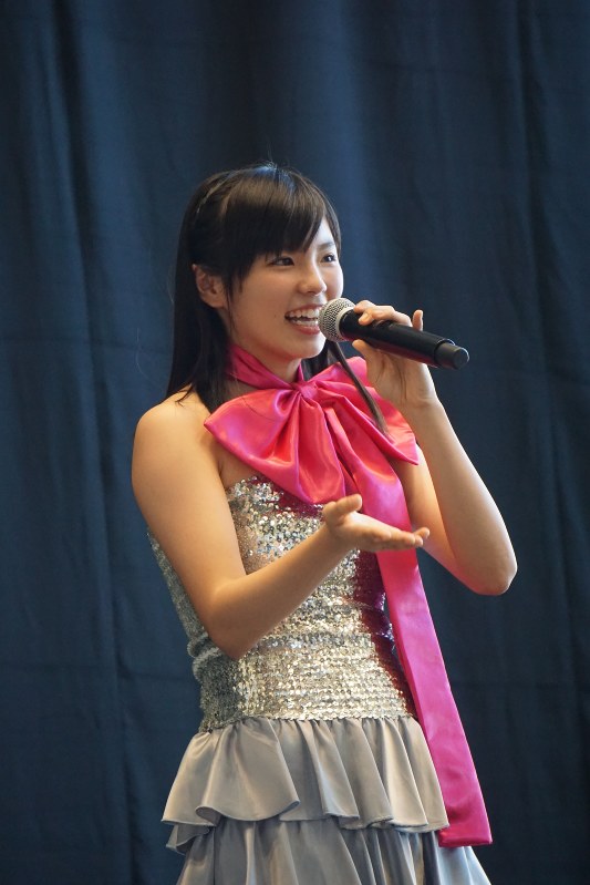 公の場に初登場した架空アイドル「東播磨ちゃん」こと女優の小西はるさん=兵庫県明石市内で2018年10月21日、反橋希美撮影