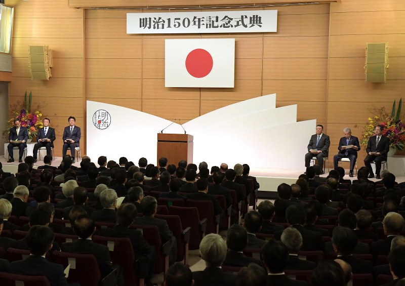 明治150年記念式典に臨む安倍晋三首相(左から3人目)ら=東京都千代田区の憲政記念館で2018年10月23日午後、川田雅浩撮影