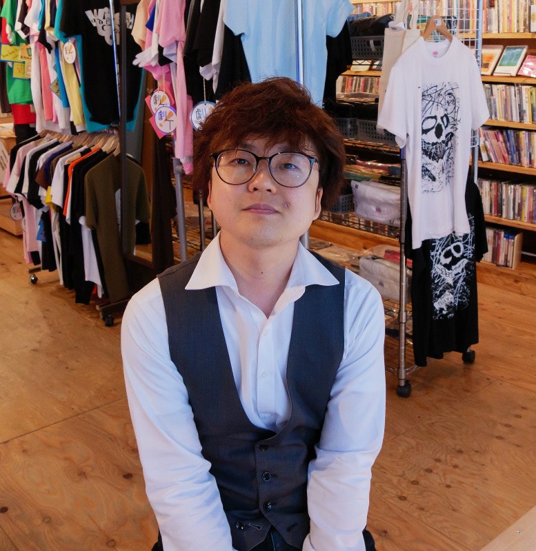 「観劇三昧」を運営する福井学社長。演劇グッズを扱う同名店舗を大阪・日本橋と東京・下北沢に設けている=東京・下北沢の同店で、関雄輔撮影