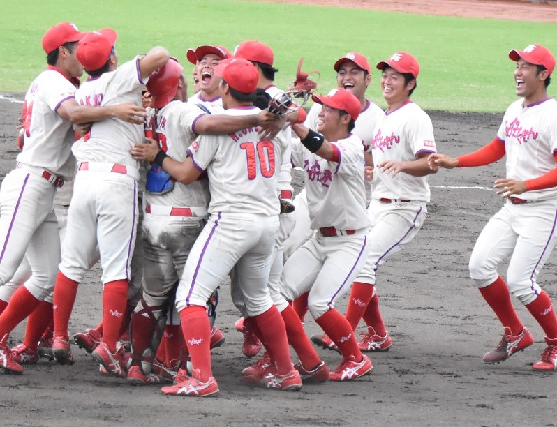 第2代表決定戦を制し喜ぶ宮崎梅田学園の選手たち