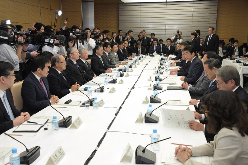 未来投資会議で発言する安倍晋三首相(右列中央)=首相官邸で22日、川田雅浩撮影
