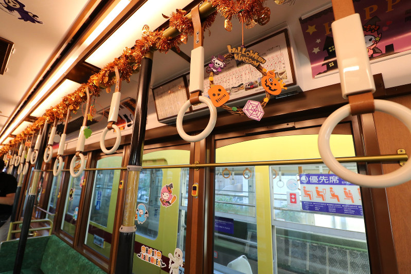 ハロウィーン仕様に装飾された都電荒川線の車両=荒川区提供