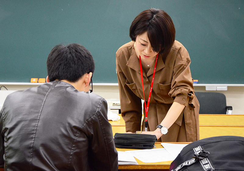 運動部の学生らにスケジュールの管理法などを指導する学生支援コーディネーターの石田明菜さん(右)=滋賀県草津市の立命館大びわこ・くさつキャンパスで、加藤佑輔撮影