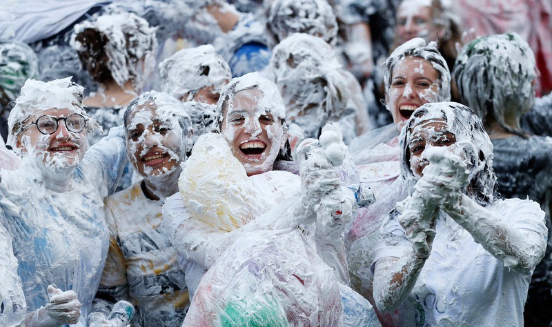 世界の雑記帳 英大学で伝統の儀式 新入生歓迎の シェービングフォーム合戦 毎日新聞