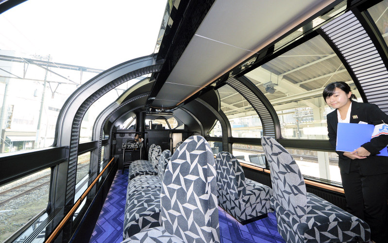 車内見学会で披露された、広い窓からの眺望が楽しめる展望車=JR尾道駅で2018年10月23日午前8時51分、渕脇直樹撮影