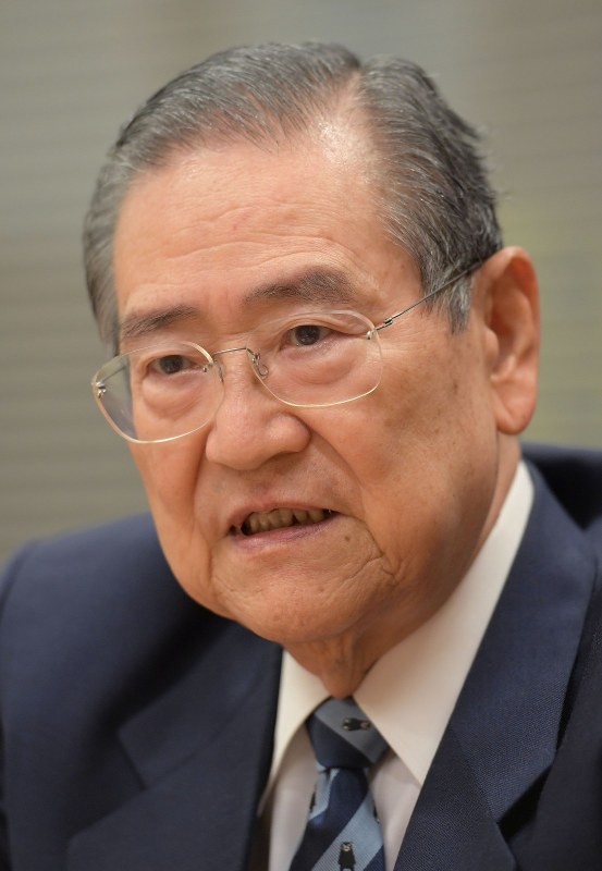 インタビューに答える自民党の野田毅元自治相=衆院第2議員会館で、川田雅浩撮影