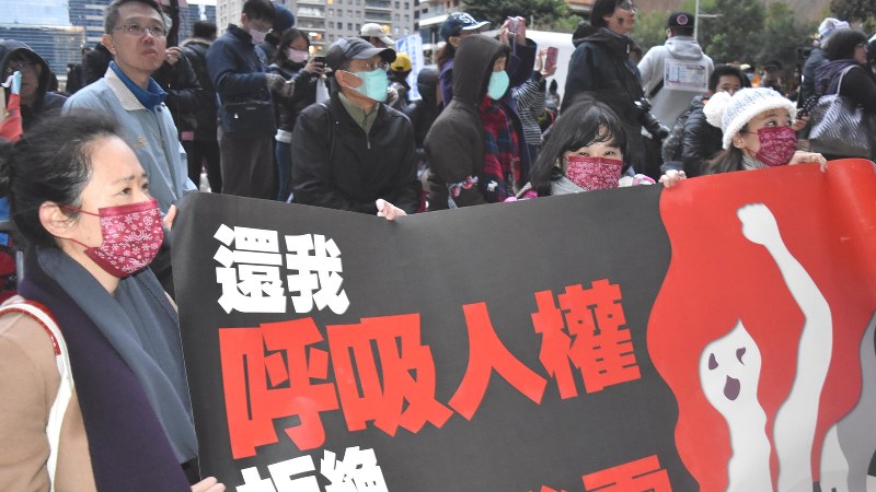 大気汚染対策を求め「呼吸する権利を返せ」などとデモ行進する人たちら=台湾中部・台中市で2017年12月17日、福岡静哉撮影