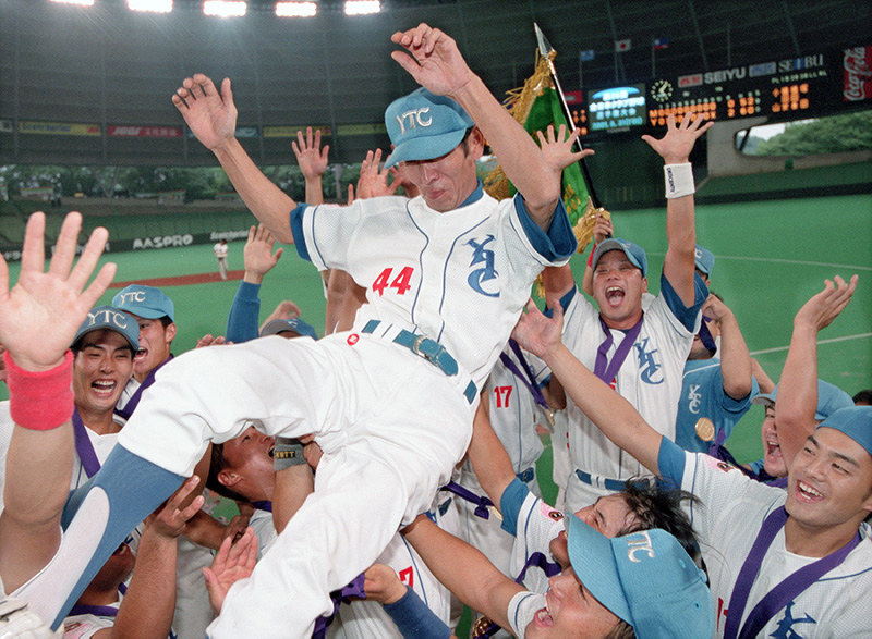 2001年8月の全日本クラブ野球選手権で初優勝を決め、小西良之助監督(当時)を胴上げする大和高田クラブの選手たち=佐々木順一撮影