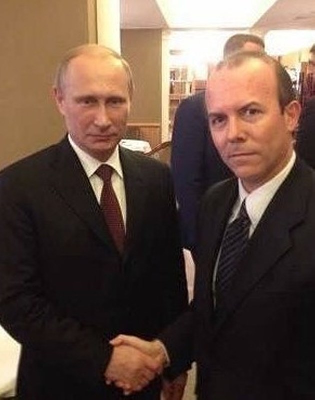 サルビーニ氏とプーチン露大統領との会談の際、プーチン氏と握手するサボイーニ氏(右)=2014年撮影(サボイーニ氏提供)