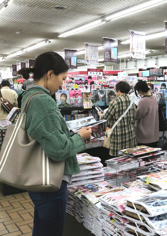 雑誌を手に取る人は多いが……=東京都千代田区の三省堂書店で、池乗有衣撮影