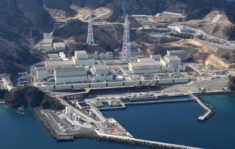 運転を停止している東北電力女川原発=女川町で2017年2月、本社機「希望」から徳野仁子撮影