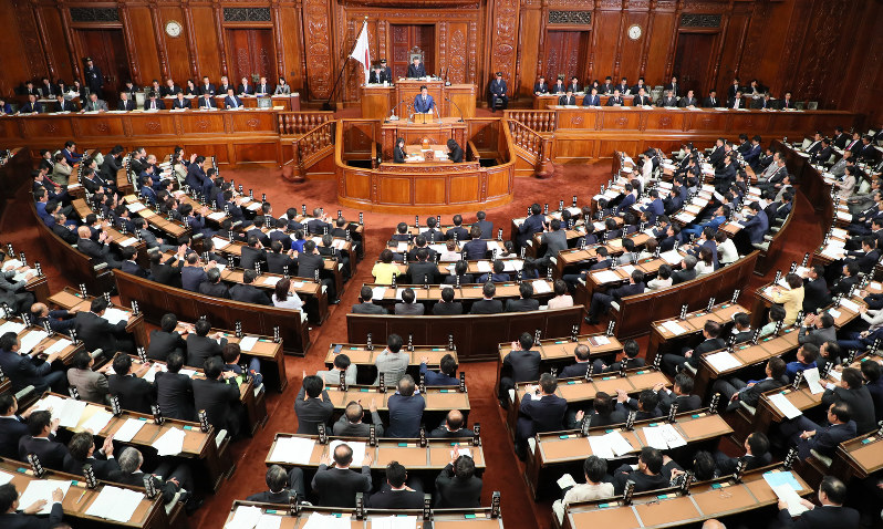 安倍晋三首相(中央上)の所信表明演説が行われた第197臨時国会の衆院本会議=国会内で2018年10月24日午後2時26分、玉城達郎撮影