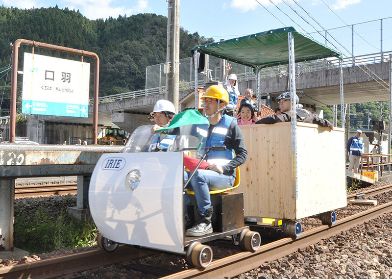廃線となったJR三江線を走るトロッコ型車両=島根県邑南町で2018年10月20日、柴崎達矢撮影