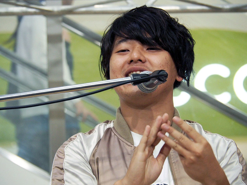 ライブで手話を交えて歌を披露する安藤一成さん=安藤さん提供