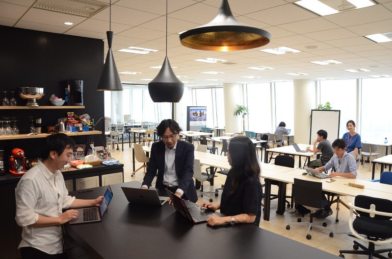 「ブルーラボ」ではベンチャー企業や銀行の担当者が意見を出し合う=東京都港区で